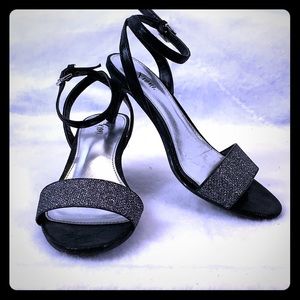 Fioni | 5W | black strappy low heeled dress shoe